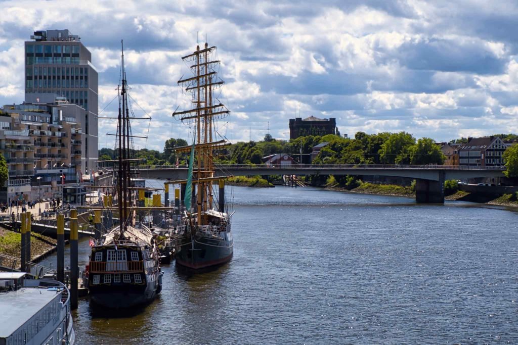 Panoramabild mit zwei Schiffen auf der Weser in Bremen