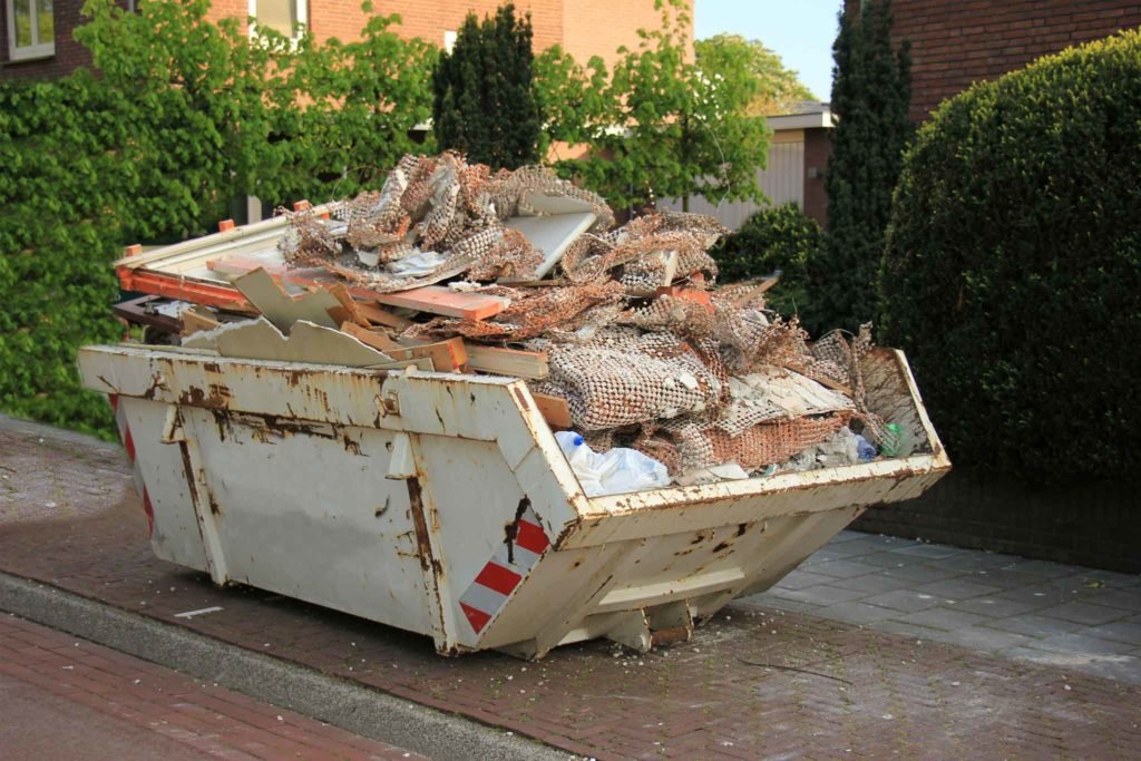 Abfallmulde mit Müll aus einer Haushaltsauflösung